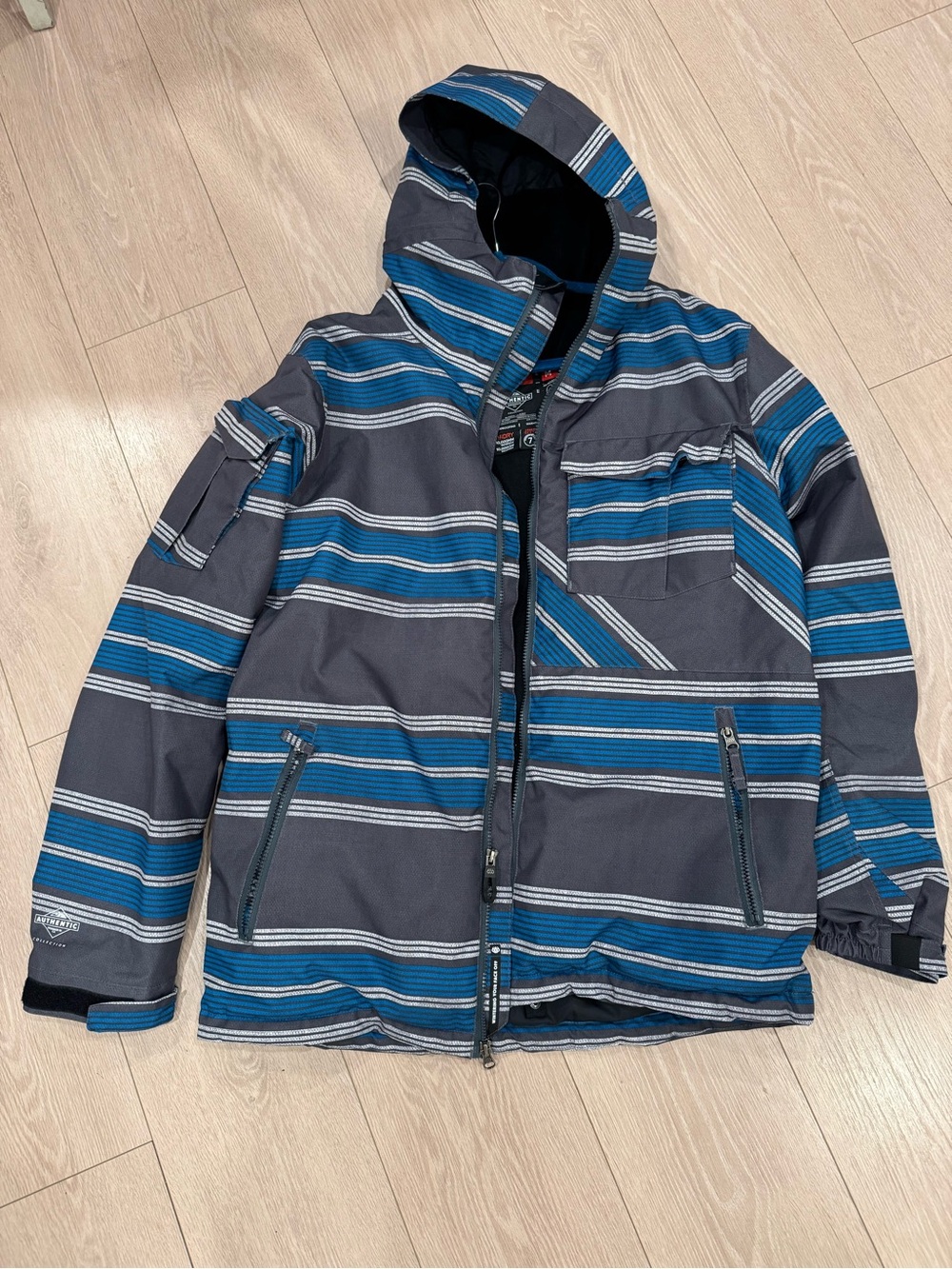 686 winter ski Jacket in Blue & Gray Stripes